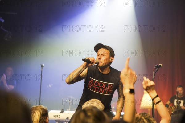 Ingo Knollmann, singer of the Donots live on Schwert aus Holz Tour at Berlin's Heimathafen Neukölln on 02.05.2025