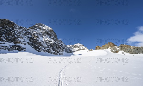 Rocky mountain peak of Piz Kesch and glacier Vadret da Porchabella in winter, mountain landscape, alpine tour, ski tour Bündner Haute Route, Albula Alps, Rhaetian Alps, Grisons, Eastern Switzerland, Switzerland, Europe