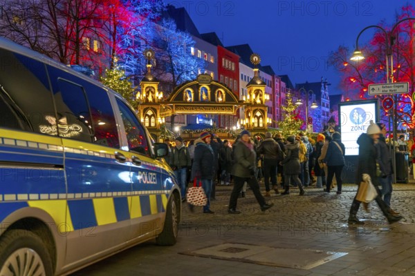 Police patrol car in front of the Christmas market on the Alter Markt in the old town of Cologne, Sunday shopping in Cologne city centre, 1st Advent weekend, North Rhine-Westphalia, Germany, Europe