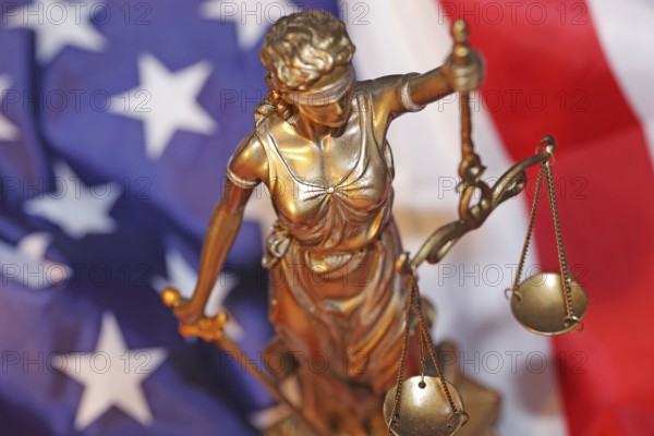 Symbolic image: Justitia in front of a USA flag