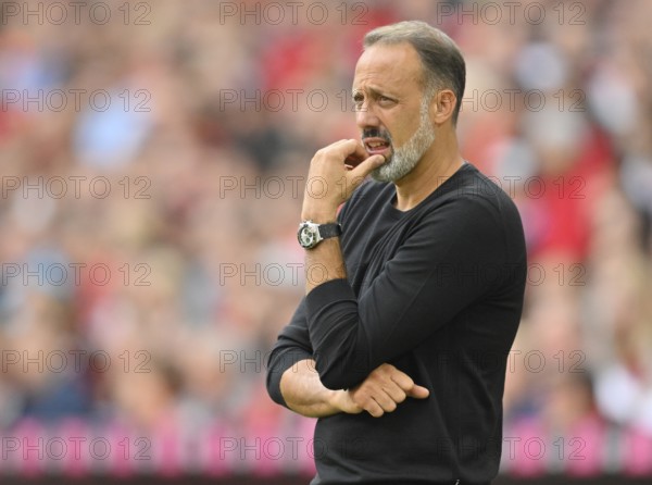 Coach Pellegrino Matarazzo VfB Stuttgart, gesture, gesture, thoughtful, Allianz Arena, Munich, Bayern, Germany, Europe