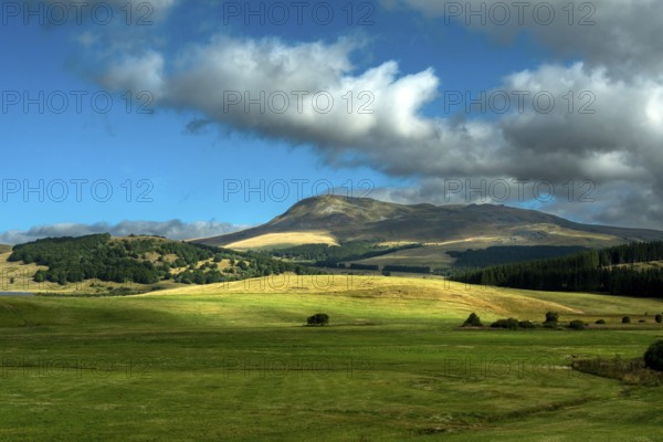Monts Dore, Parc Naturel Regional des Volcans dAuvergne, Auvergne Volcanoes Regional Nature Park, Puy de Dome, Auvergne-Rhone-Alpes, France, Europe