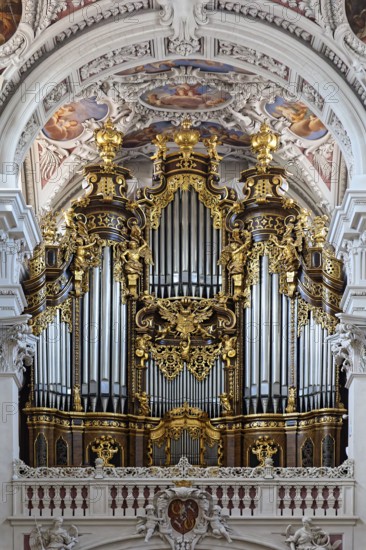 Main organ with 126 stops, part of the largest organ system in Europe, St. Stephen's Cathedral, Baroque, built from 1668-1693, Episcopal Church, Catholic, Cathedral Square, Old Town, Three Rivers City of Passau, independent university city, administrative district of Lower Bavaria, Eastern Bavaria, Bavaria, Germany, Europe