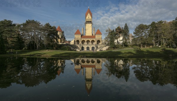 Leipzig, South Cemetery, west chapel on the left, bell tower in the centre, crematorium by Otto Wilhelm Scharenberg on the right 1905-1910