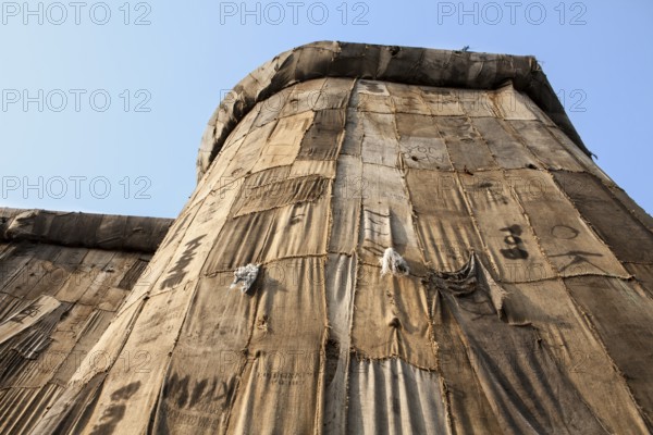 Torwache wrapped with old jute sacks, Check Point Sekondi Loco, by artist Ibrahim Mahama, documenta 14 exhibition, 2017, Kassel, Brüder-Grimm-Platz, Wilhelmshöher Allee, Germany, Europe