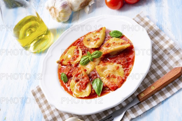Köstliche Pasta - Ravioli in Tomatensauce mit Basilikum