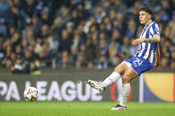 Portugal: Football Europa League, Play-Off - FC Porto vs. AS Roma - Estadio do Dragao, Porto: Nehuen PEREZ FC Porto with a pass
