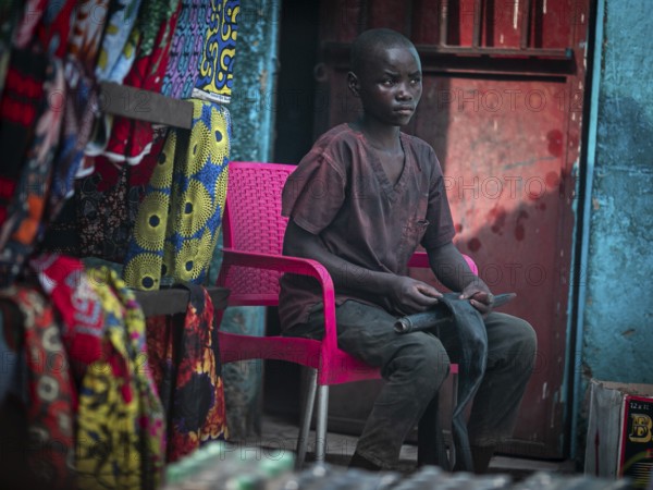 Straßenszene Kindheit in Kinshasa, Demokratische Republik Kongo