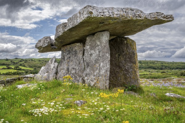 Dolmen of Poulnabrone, probably between 4200 a. C. and 2900 a. C., The Burren, County Clare, Ireland, United Kingdom, Europe
