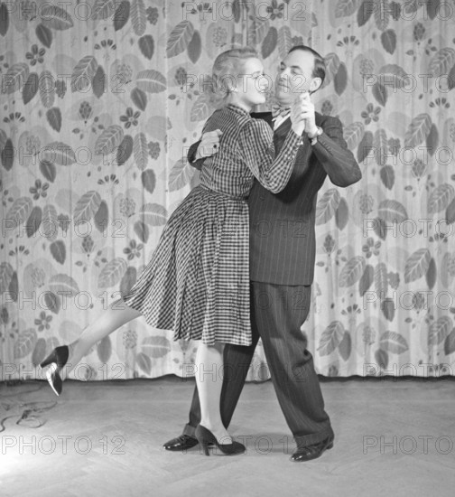 Learning to dance in the 1940s. A couple is dancing together. An instructiv image on how to position and move to the music, although which dance they are dancing is not known. Sweden 1946. Photo: Kristoffersson ref Y57-3