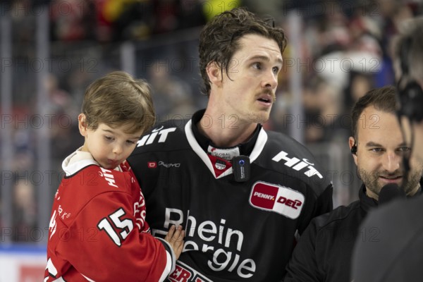 Laura Dick Cologne, LanxessArena, North Rhine-Westphalia, Louis- Marc Aubry (Cologne Sharks, #15), PENNY DEL, Cologne Sharks-Düsseldorfer EG on 24/11/2024 at the LanxessArena in Cologne Germany