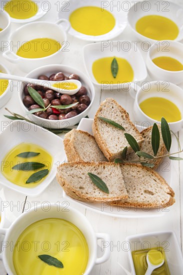 Presentation of wholemeal bread and olives with olive oil