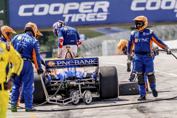 SCOTT DIXON (9) of Auckland, New Zealand comes down pit road after exiting early from Honda Indy 200 due to engine malfunction at Mid-Ohio Sports Car Course in Lexington, OH