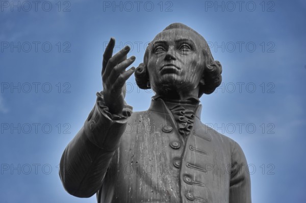 Kant Monument, statue of Immanuel Kant, German philosopher of the Enlightenment, Ulitsa Universitetskaya, Kaliningrad, Kaliningrad Oblast, Russia, Europe