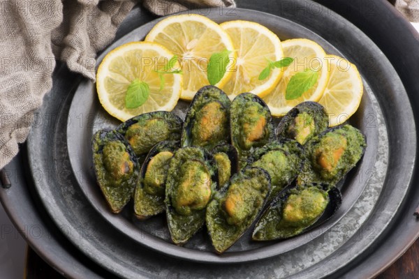 Seafood mussels with lemon, parsley and garlic