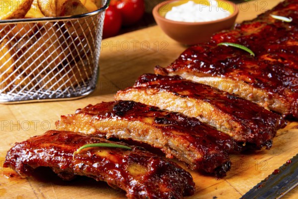 Bbq ersatzribs auf der platte mit grünem salat und weißer soße