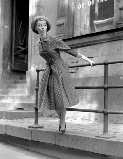 Fashionable in the 1950s. A young woman wears a typical 1950s dress. The pattern is dotted and the height and the width is typical of the decade. Sweden 1950s. Photo Kristoffersson Ref 315A-16