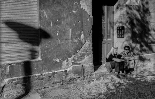 Germany, Berlin, 27.07.1991, Stargarder Straße, two woman, step, lampshade, Europe