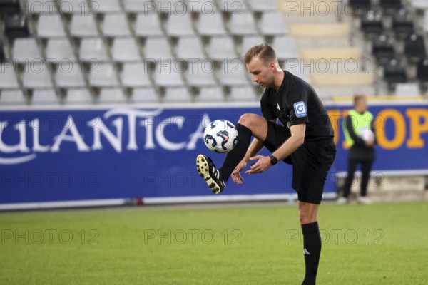 Referee: Martin Wilke (Merzhausen) juggles with the ball during the match of the Soccer-RL SW 24-25: 9. Sptg: SC Freiburg II vs Bahlinger SC, Freiburg im Breisgau, Germany / Germany
