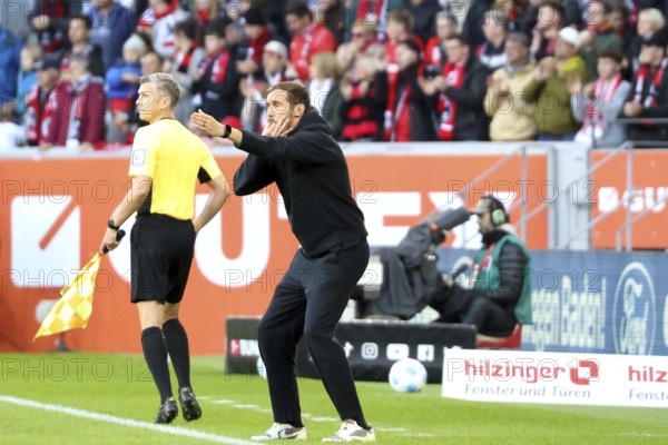 Head coach / coach Julian Schuster (SC Freiburg) whistles his players back from the sideline during the 1st FBL: 24-25: 1st FBL: 24-25: 9th Sptg. SC Freiburg - FSV Mainz 05 DFL REGULATIONS PROHIBIT ANY USE OF PHOTOGRAPHS AS IMAGE SEQUENCES AND/OR QUASI-VIDEONan Photo: Joachim Hahne/johapress, Freiburg, Germany / Germany
