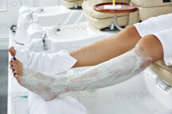 Pedicure nourishing moisturizer mask legs cling film wrap heat effect in nail salon