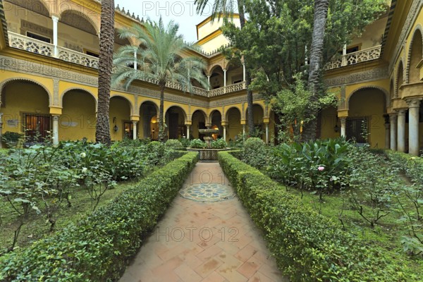 Courtyard of the Palacio de las Duenas with no visitors short before closing time