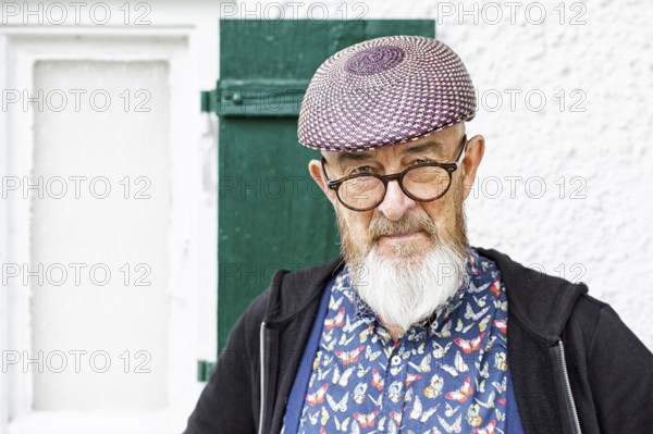An image of an old man and his glasses
