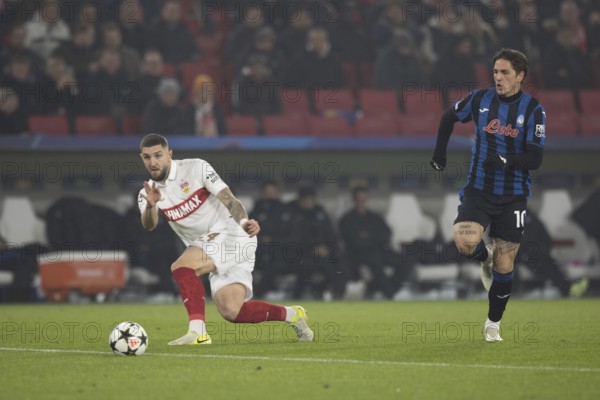 Football match, Jeff CHABOT VFB Stuttgart with back pass to the back, Nicolo' ZANIOLO Atalanta Bergamo arrives but too late, Stuttgart Arena, Stuttgart