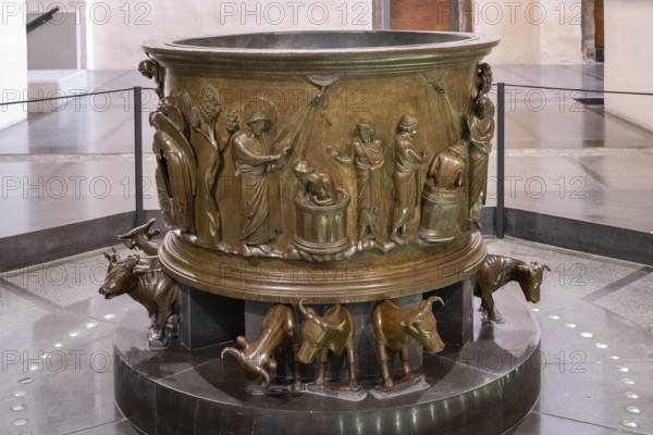 Liège, Liege, St Barthélemy (Sint-Bartolomeüskerk, Sankt Bartholomäus), baptismal font by Reiner von Huy, bronze, ca. 1107-1125