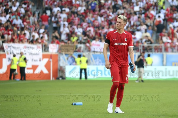 After a long injury break, Matthias Ginter (SC Freiburg) celebrated his comeback in the 1st FBL match: 24-25: 1st Sptg. SC Freiburg - VfB Stuttgart DFL REGULATES PROHIBIT ANY USE OF PHOTOGRAPHS AS IMAGE SEQUENCES AND/OR QUASI-VIDEONan Photo: Joachim Hahne/johapress, Freiburg, Germany / Germany