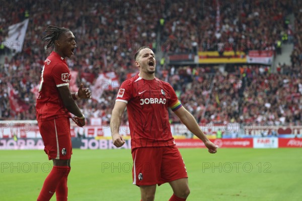 Christian Günter (SC Freiburg) celebrates his goal to make it 3-0 at half-time, Junior Adamu (SC Freiburg) is happy with him during the 1st FBL: 24-25: 1st FBL: 24-25: 7th Sptg. SC Freiburg - FC Augsburg DFL REGULATES PROHIBIT ANY USE OF PHOTOGRAPHS AS IMAGE SEQUENCES AND/OR QUASI-VIDEONan Photo: Joachim Hahne/johapress, Freiburg, Germany / Germany