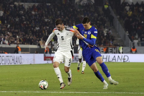 At the international match premiere in the new stadium in Freiburg, the German national football team, here with Pascal Groß (Borussia Dortmund), could not be stopped by Tarik Muharemovic, here playing in the UEFA Nations League match: Germany v Bosnia-Herzegovina, Freiburg, Germany / Germany