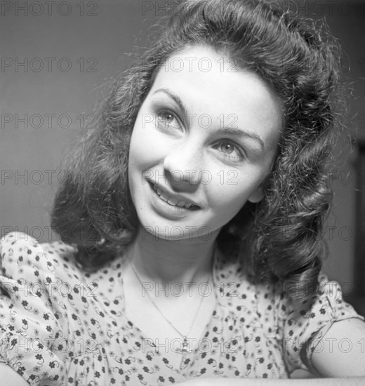 Jean Simmons. British actress and singer. Born January 31, 1929, died January 22, 2010. She acted mainly in film roles, first in Great Britain during and after the Second World War. As a 14-year-old, she had her big breakthrough in the film Great Expectations in 1946. The picture was taken in England in 1945 and published in the magazine Filmjournalen No. 5 in 1946 in the article with the title London's prettiest girl. It is photographer Kristoffersson who visited the then 16-year-old Jean where she lives at 120 Cheviot Garden, Hendon Way, London NW 12. Her uncle the powerful film company director J. Arthur Rank has given her a seven-year film contract and by this time has already roles in nine films. The pictures in the article describe Jean Simmons as the modern young English girl, though prettier than most. England 1945. Kristoffersson ref S26-5