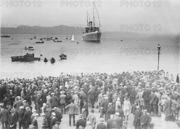 Roald Amundsen. Norwegian polar explorer. 1872-1928. Here in Bergen on July 12 1926 crows are awaiting his return after succesfully flewn the airship Norge over the North Pole. Amundsen throwed down the norwegian flag on the ice of the North Pole on May 11 1926 when reaching the North Pole
