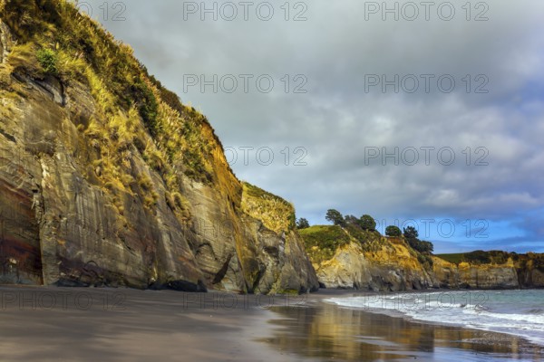 Ocean tide at sunrise. Steep White rocks on the Pacific coast. North Island, New Zealand. The concept of ecological, active and phototourism