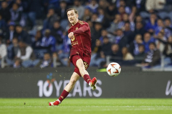 Portugal: Football Europa League, Play-Off - FC Porto vs. AS Roma - Estadio do Dragao, Porto: Alexis SAELEMAEKERS AS Roma shooting with the ball