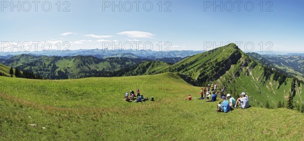Hiking break on the Gelchenwanger ridge with a view of the Hochgrat and the Alps, Allgäu
