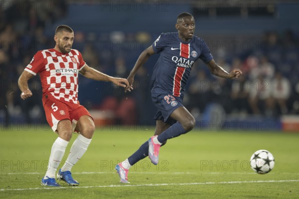 Football match, Randal KOLO MUANI Paris St. Germain right on the ball, David LOPEZ Girona FC left late, Parc des Princes football stadium, Paris