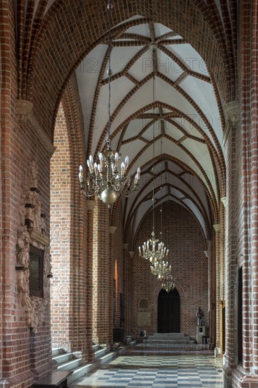 Poznan, Poznan Cathedral, Archbishop's Cathedral of St Peter and Paul (Polish: Bazylika archikatedralna sw. Piotra i sw. Pawla w Poznaniu), south aisle