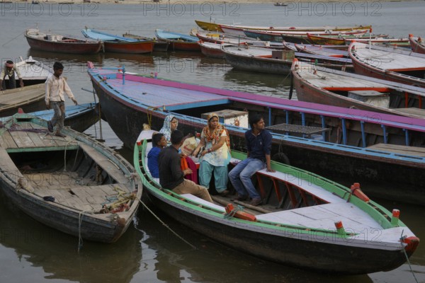 Boat parked ganga river, varanasi, uttar pradesh, india, asia