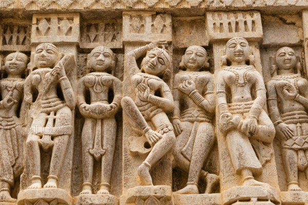Geschnitzte Statuen im Jagdish-Tempel, Udaipur, Rajasthan, Indien