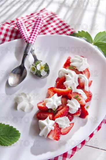 Presentation of the strawberries with cream in ceramic dish