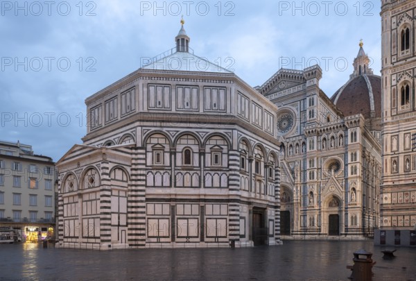 Florence, Firenze, Cathedral, Duomo Santa Maria del Fiore, Baptistery San Giovanni from southwest, behind the cathedral facade