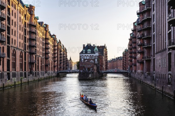 Hamburg, Deutschland, 3. August 2019: Die Speicherstadt oder das Lagerviertel. Wandrahmsfleet-Kanal. UNESCO-Welterbe