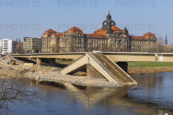 After the partial collapse of the Carola Bridge, a dam was built for the demolition work on the Neustädter Elbufer. D, Dresden, Saxony, Germany, Europe