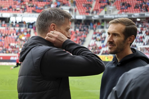 Smalltak in front of kick-off: from left. Coach Alexander Blessin (FC St. Pauli) and head coach / coach Julian Schuster (SC Freiburg) at the 1st FBL match: 24-25: 1st FBL: 24-25: 5th Sptg. SC Freiburg - FC St. Pauli DFL REGULATIONS PROHIBIT ANY USE OF PHOTOGRAPHS AS IMAGE SEQUENCES AND/OR QUASI-VIDEONan Photo: Joachim Hahne/johapress, Freiburg, Germany / Germany