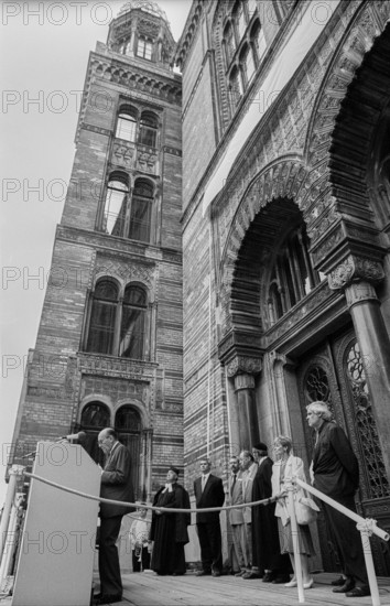 Germany, Berlin, 05.09.1991, Ceremony for the unveiling of the renewed lettering above the entrance to the New Synagogue in Oranienburger Straße, Heinz Galinski (at the lectern), in the background Cantor Estrongo Nachama, Wolfgang Nagel, ..., Dr Hermann Simon, Senator Christine Bergmann (from left to right), Europe