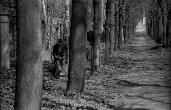GDR, Berlin, 27.04.1987, Jewish cemetery Weißensee, in spring, drawing man with kippa (Star of David)