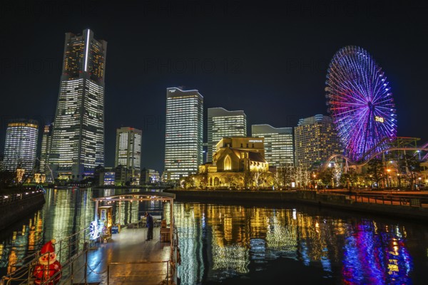 All Public and Private spaces light up in the Minato Mirai office. Shooting Location: Yokohama-city kanagawa prefecture