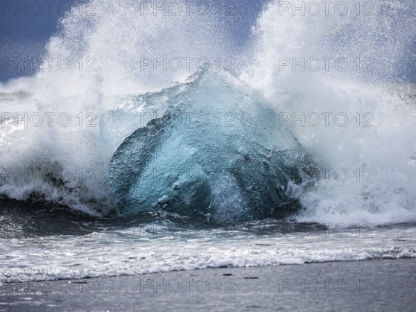 Diamond Beach, iceberg in the surf, near Jökulsarlon glacier lagoon, Vatnajökull National Park, Hornafjörður, South Iceland, Iceland, Europe